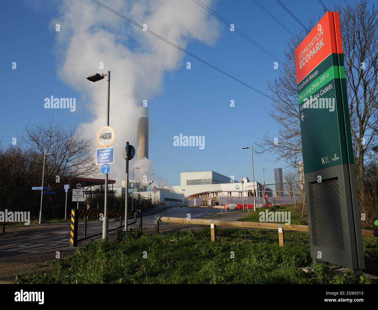 Verbrennungsanlage Chimney in Ecopark eine Müllverbrennungsanlage, die Abfälle aus mehreren Londoner Stadtteilen verbrannt und Strom für National Grid, Edmonton, Enfield, Großbritannien, liefert Stockfoto