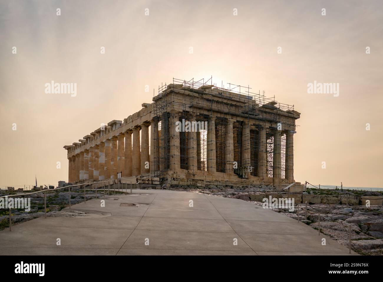 Parthenon historisches altes Gebäude an einem nebeligen Tag in Griechenland Stockfoto
