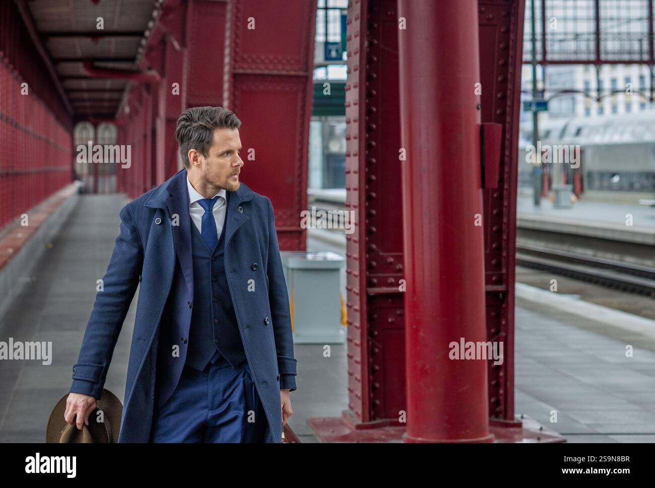 Eleganz für unterwegs: Der stylische Professional in Motion Stockfoto