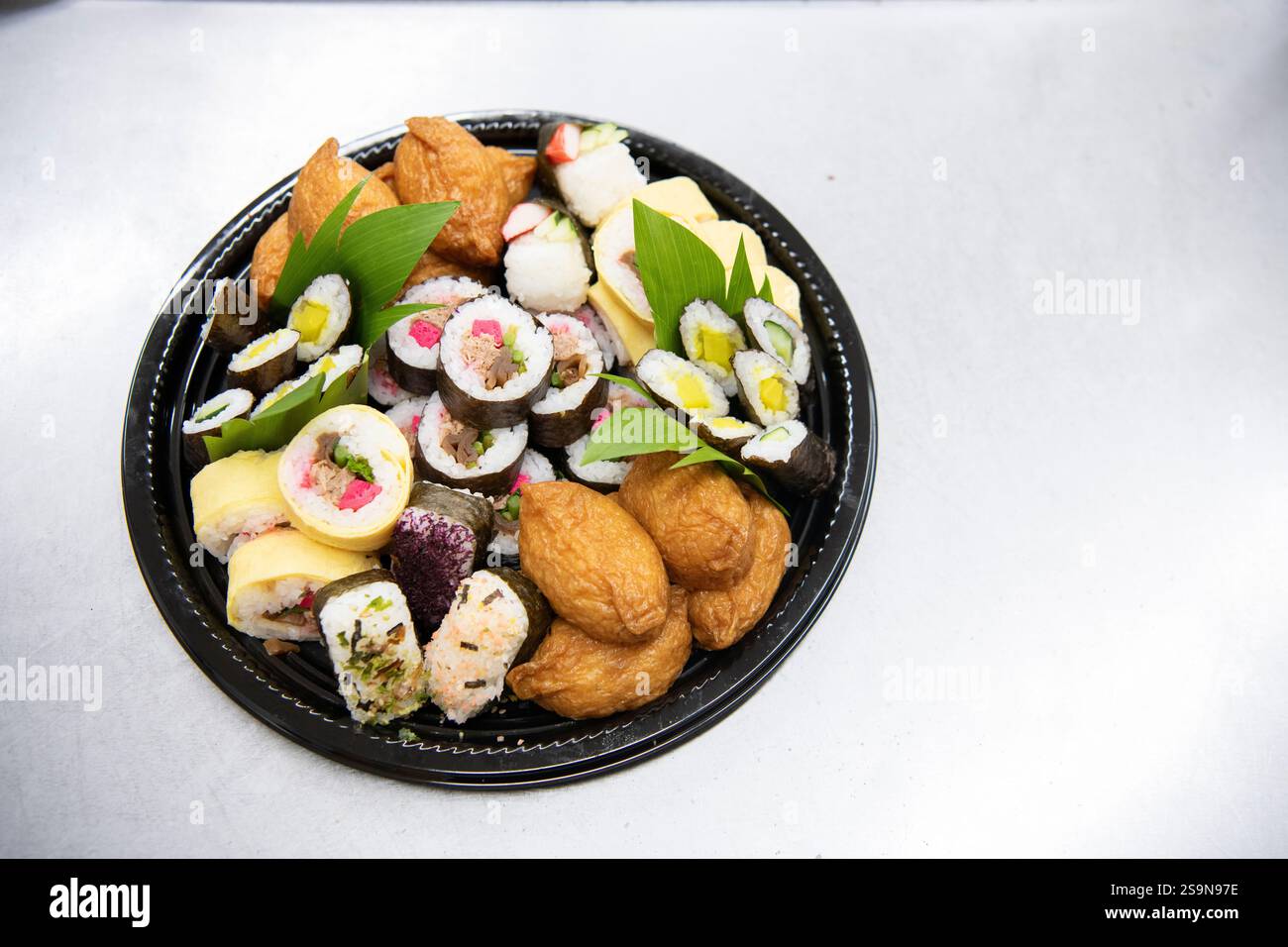 Verschiedene Okazuya-Sushi-Platten in japanischem Feinkostgeschäft Stockfoto