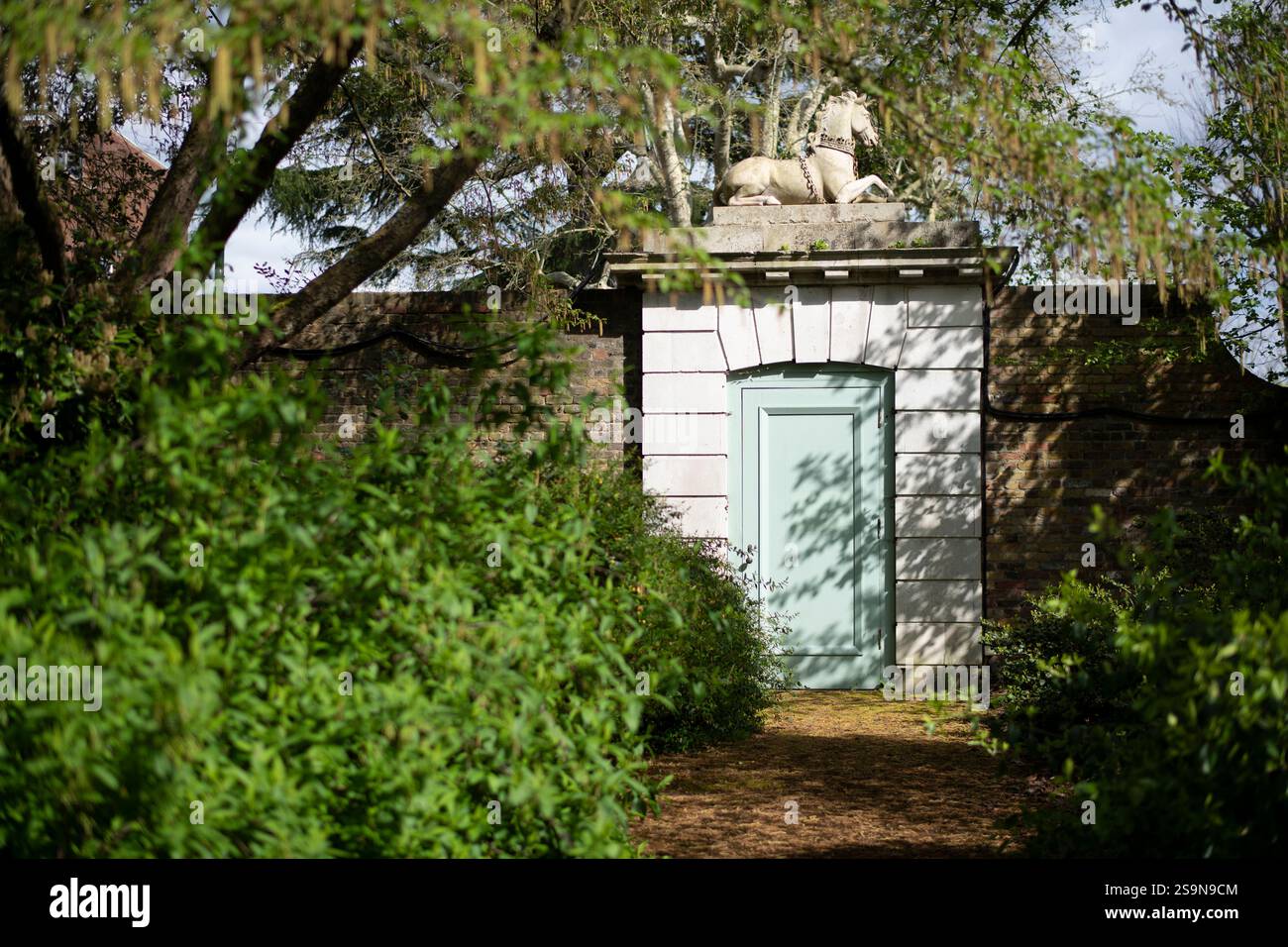 Sitzende Pferdeskulptur oben am Eingang in den Kew Gardens London Stockfoto