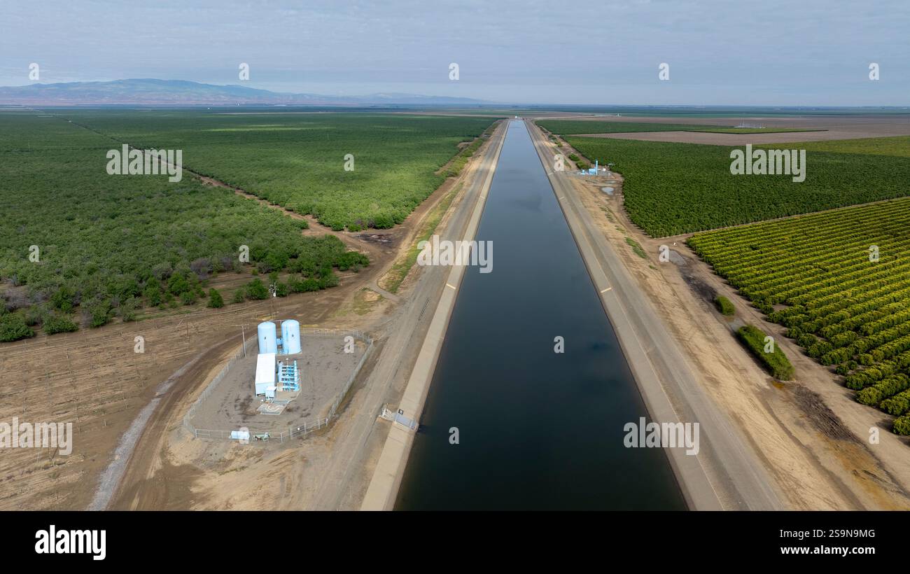 Der kalifornische Aquädukt aus der Vogelperspektive verläuft durch die Farmen im zentralen Tal Stockfoto
