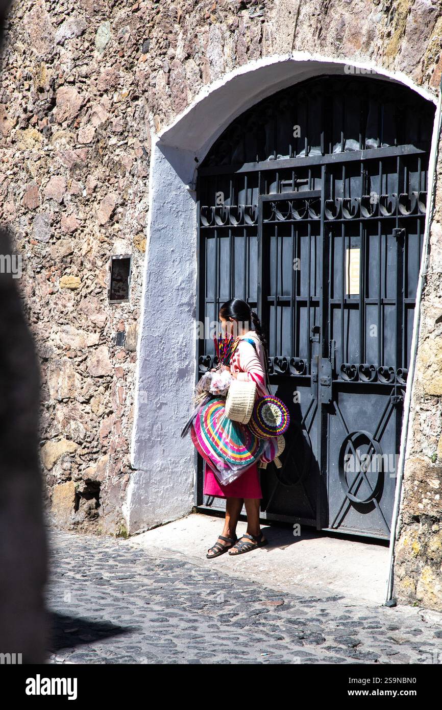 Mexikanische Ureinwohner, die bunte traditionelle Souvernirs verkauft Stockfoto