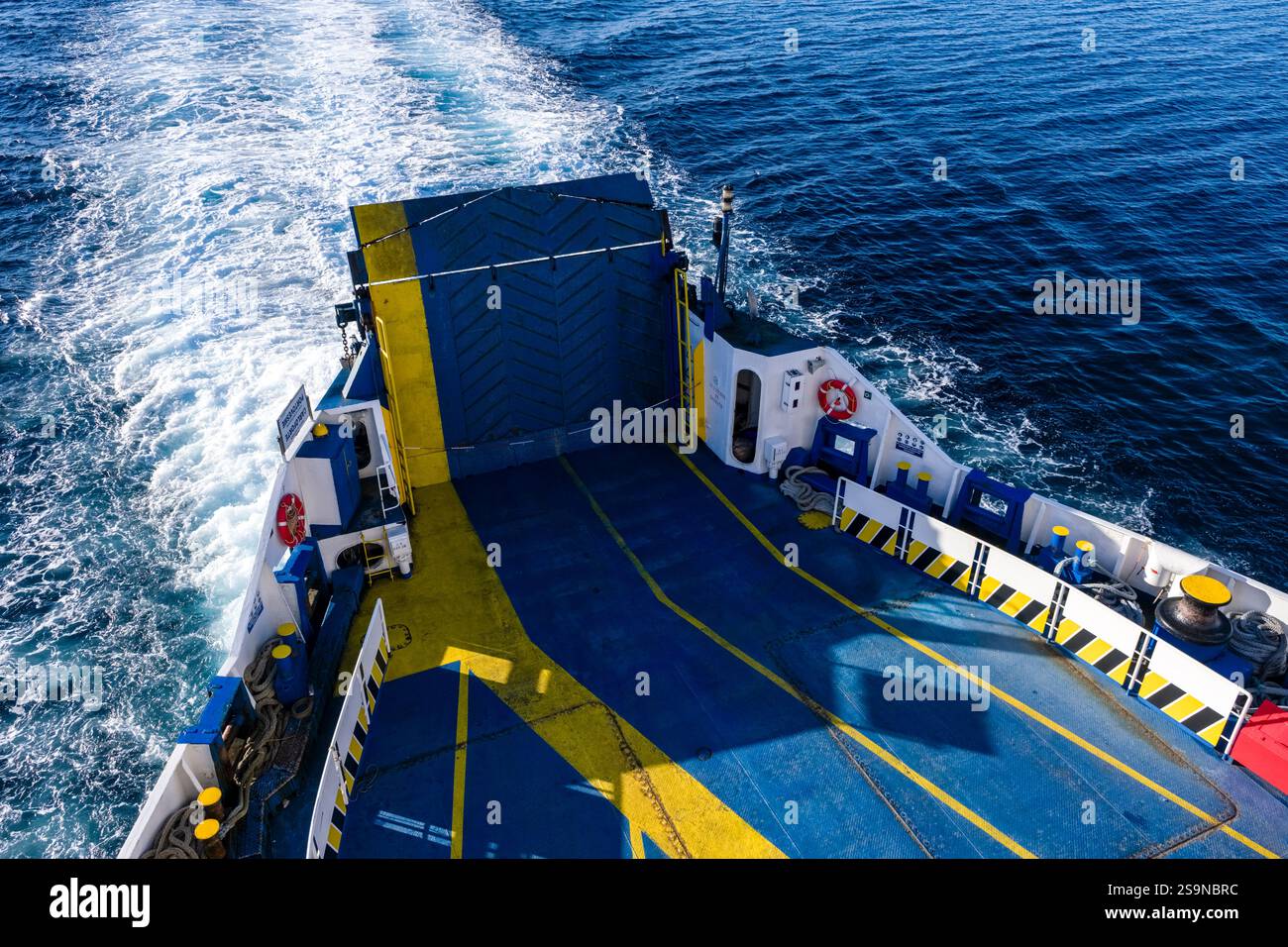 Aus der Vogelperspektive auf dem Heck einer Fähre, das Wasser dahinter wird von der Schiffsschraube aufgewühlt. Stockfoto
