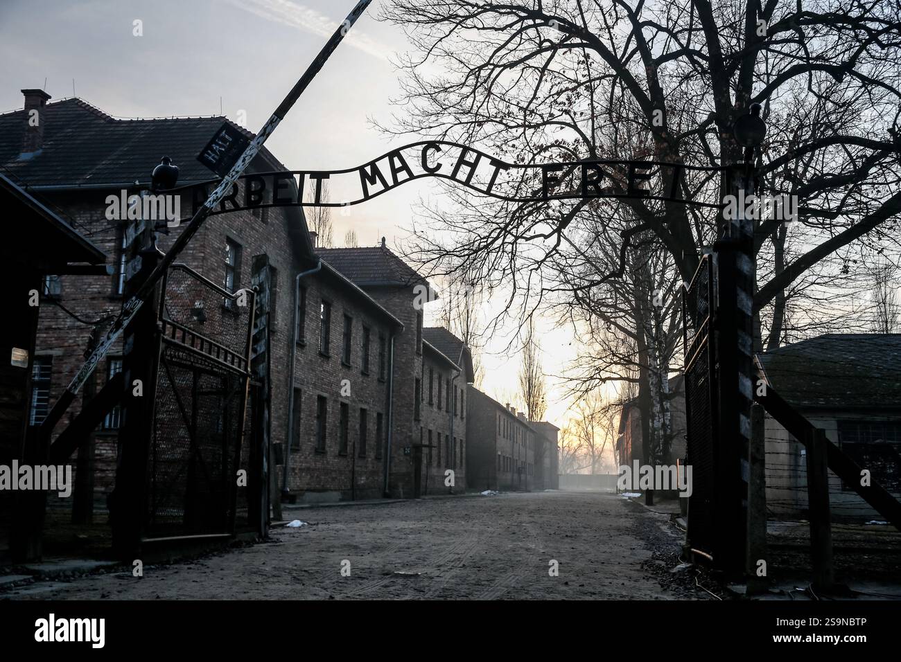 Oswiecim, Polen. Januar 2025. Die Sonne geht über dem Haupttor auf mit dem berühmten Schild „Arbait Macht Frai“ (Arbeit macht Sie frei) des Konzentrations- und Vernichtungslagers Auschwitz/Birkenau zum 80. Jahrestag der Befreiung des Lagers - Oswiecim, Polen, 27. Januar 2025. (Foto: Dominika Zarzycka/SIPA USA) Credit: SIPA USA/Alamy Live News Stockfoto
