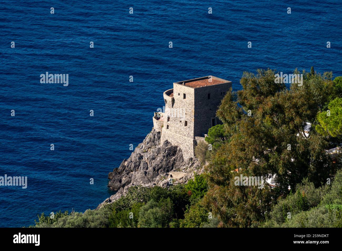 Ein mittelalterlicher Sarazenen-Wachturm auf der Landzunge A an der Amalfiküste in Praiano, Italien. Stockfoto