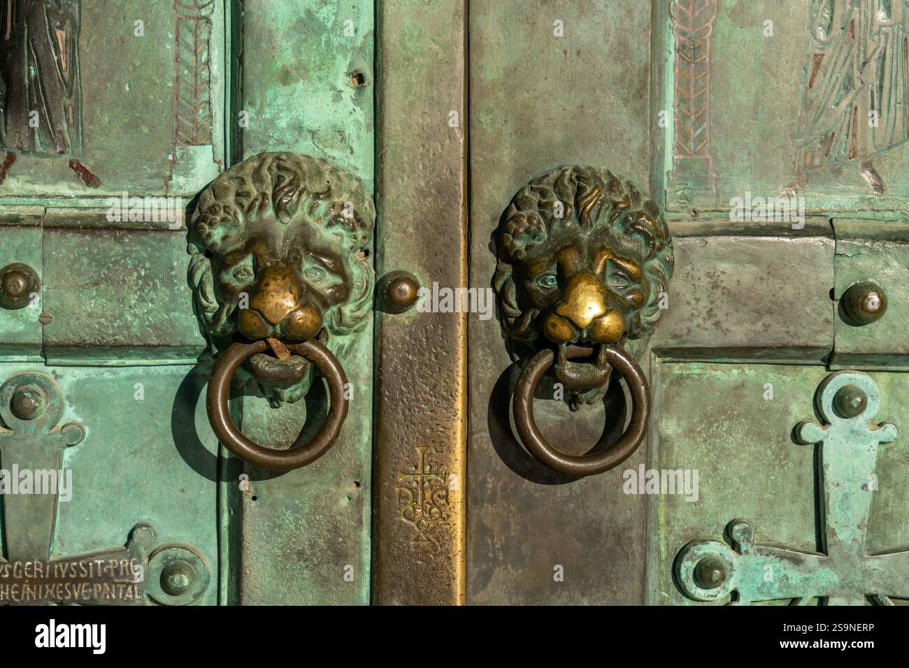 Löwenkopf-Türklopfer an den Bronzetüren des Amalfi Duomo, der Kathedrale St. Andrew, Amalfi, Italien. Stockfoto