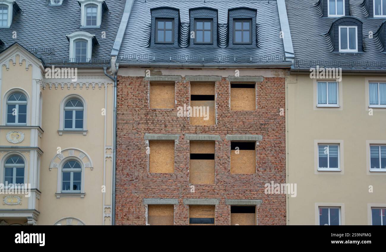 Die Fassade eines neuen Hauses und eines alten Hauses stehen im Kontrast zur Stadt Stockfoto