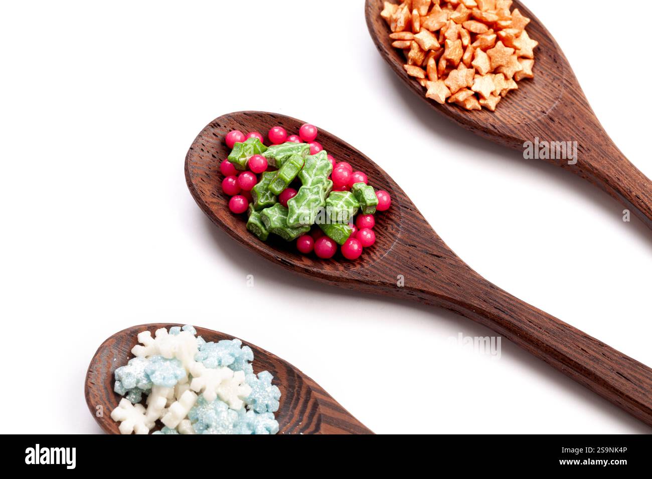 Holzlöffel mit weihnachtskuchen streut auf isoliert auf einem weißen Hintergrund. Leerzeichen für Text Stockfoto