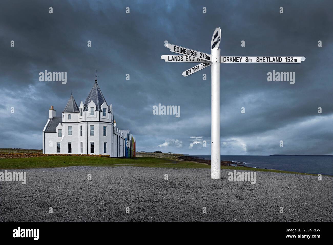 Hotelgebäude bei John O'Groats und Wegweiser. Stockfoto
