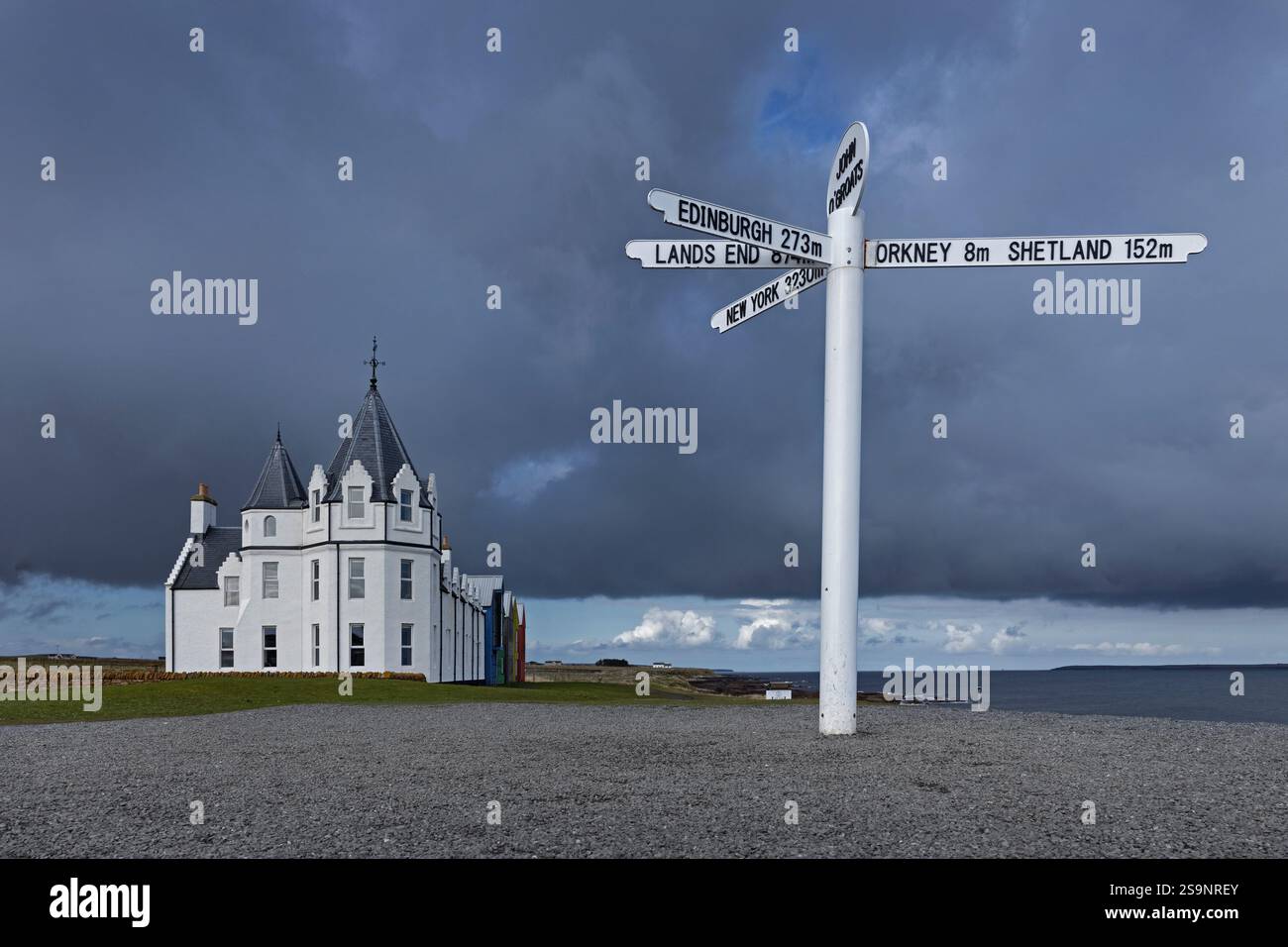 Hotelgebäude bei John O'Groats und Wegweiser. Stockfoto