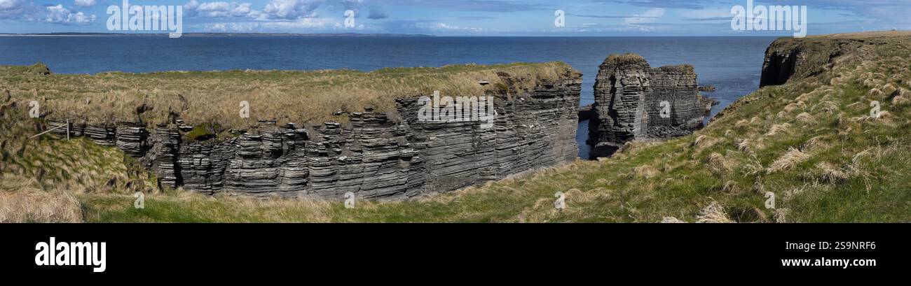 Panoramaof Noss Head Schottland. Schloss Sinclair Girnigoe und Noss Head Stockfoto