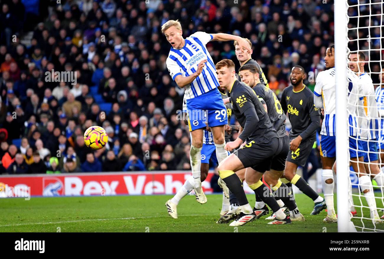 Jan Paul van Hecke aus Brighton tritt am 25. Januar 2025 im American Express Stadium in Brighton, Brighton, Großbritannien, im Premier League-Spiel zwischen Brighton und Hove Albion und Everton an einer Ecke auf. Foto Simon Dack / Teleobjektive nur für redaktionelle Zwecke. Kein Merchandising. Für Football Images gelten Einschränkungen für FA und Premier League, inc. Keine Internet-/Mobilnutzung ohne FAPL-Lizenz. Weitere Informationen erhalten Sie bei Football Dataco Stockfoto