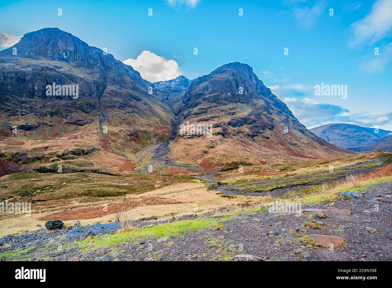 Eine wunderschöne Kulisse für den Blue Sky Day für die Glencoe Hills Stockfoto