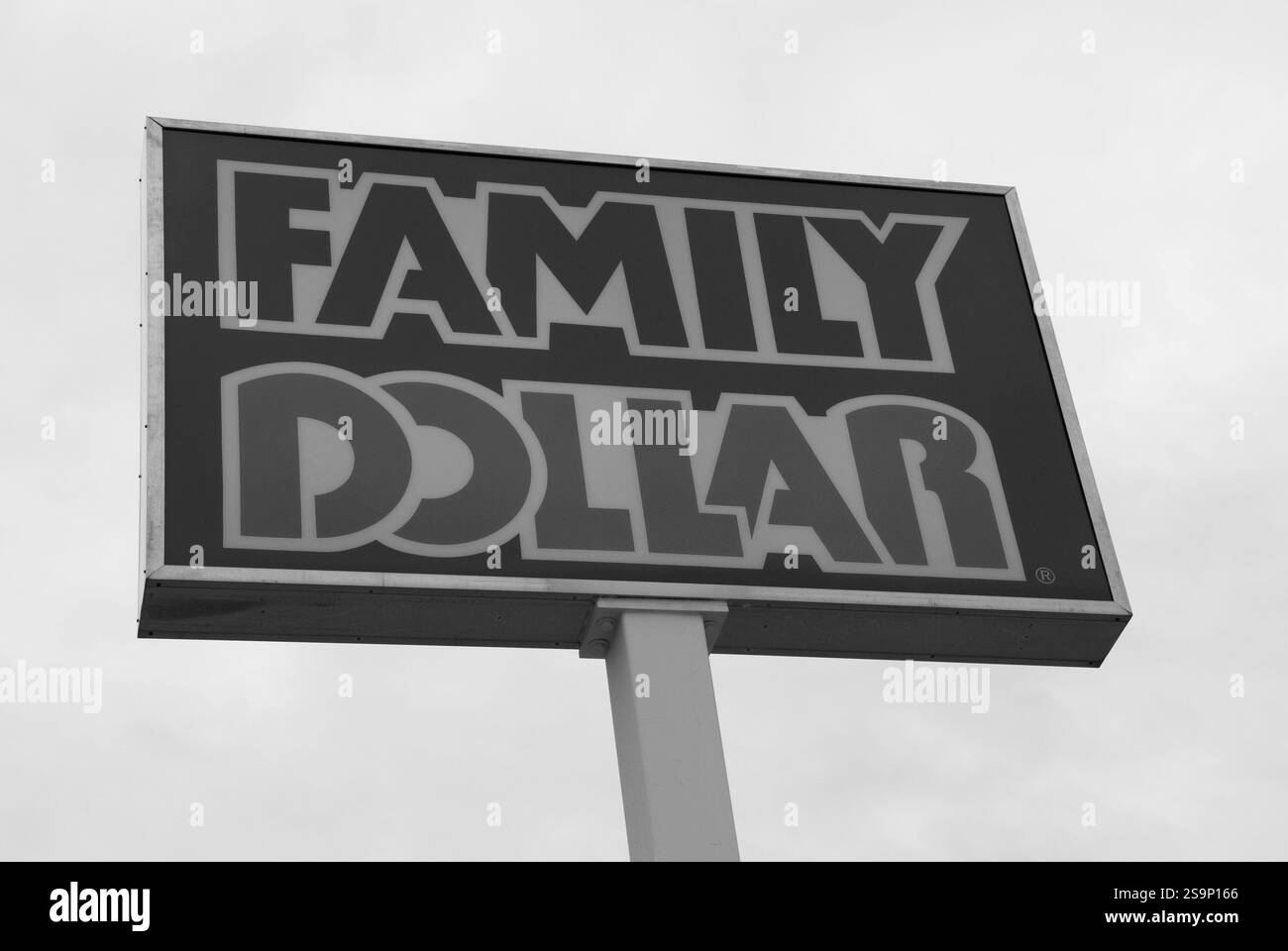 Family Dollar-Ladenschild, ein erkennbares Symbol für Discount-Geschäfte, in den USA gut sichtbar. Stockfoto
