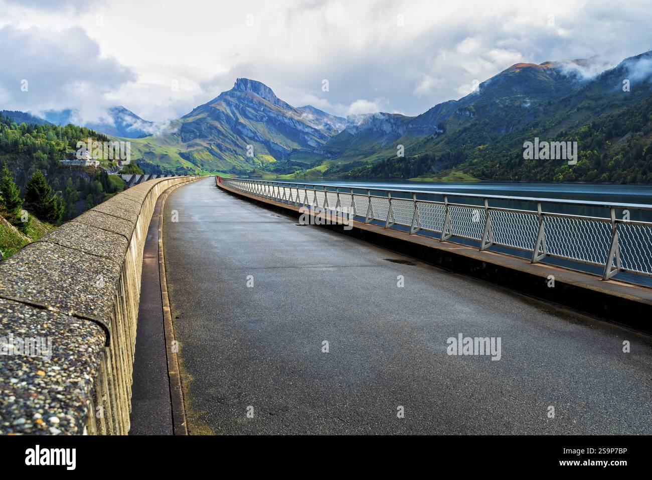 Frankreich, Alpes, Region Auvergne-Rhone-Alpes, Savoier Alps, Departement Savoie, dammauer am Lac de Roselend, Straße vorbei an Cormet de Roselend, fahren Sie la Stockfoto