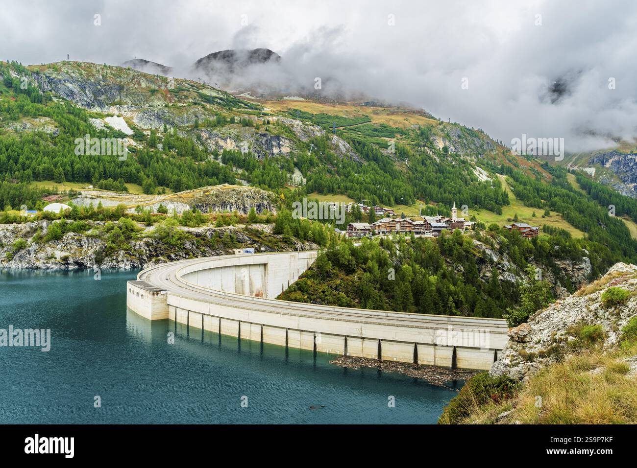 Frankreich, Alpes, Region Auvergne-Rhone-Alpes, Grajische Alpen, Departement Savoie, dam Mauer am Lac de Tignes, Straße zum Col de i'Iseran, Reiserand Stockfoto