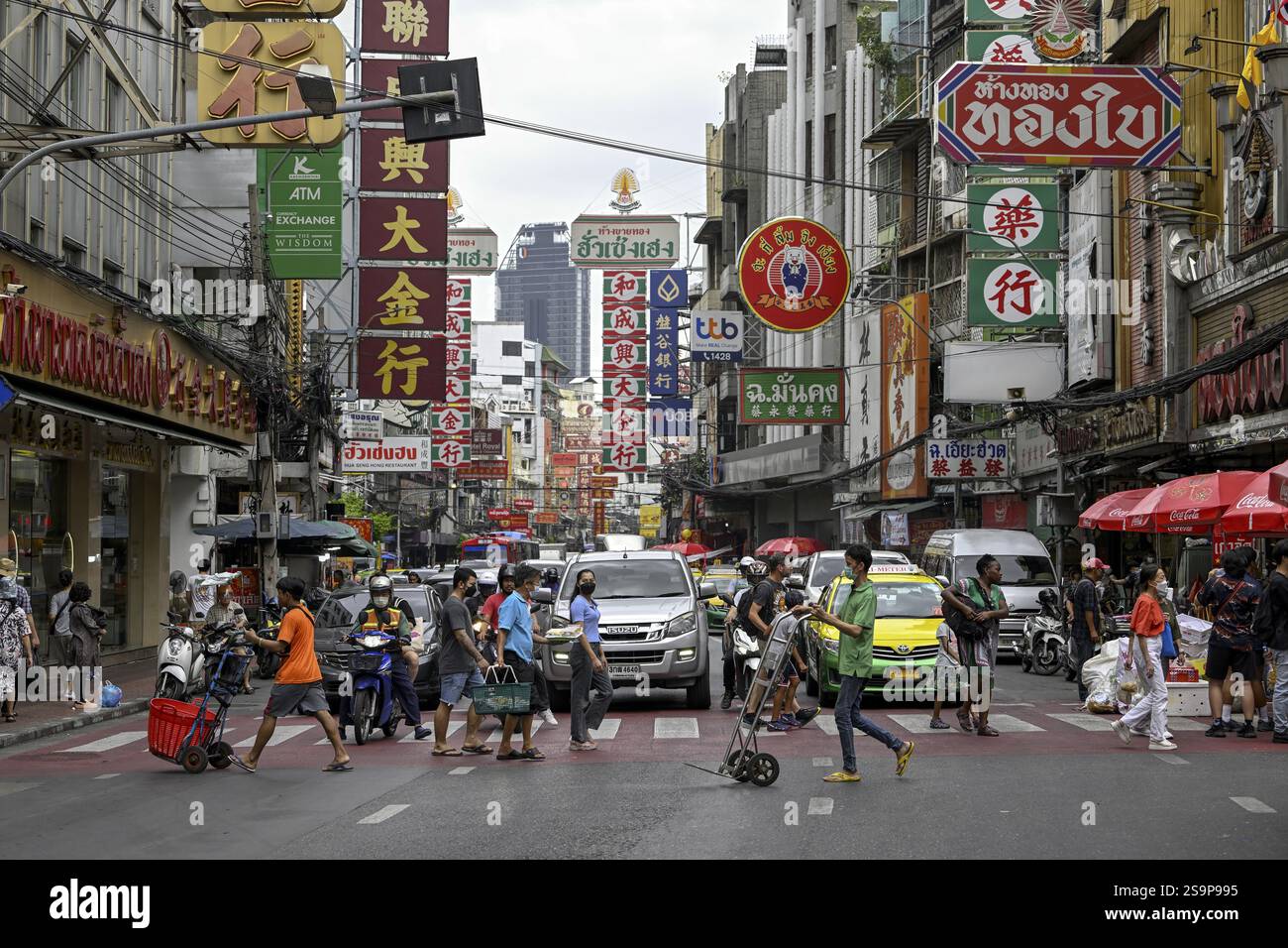 Straßenszene an der Yaowarat Road, China Town, chinesisches Viertel, Sampheng, Bangkok, Thailand, Asien Stockfoto