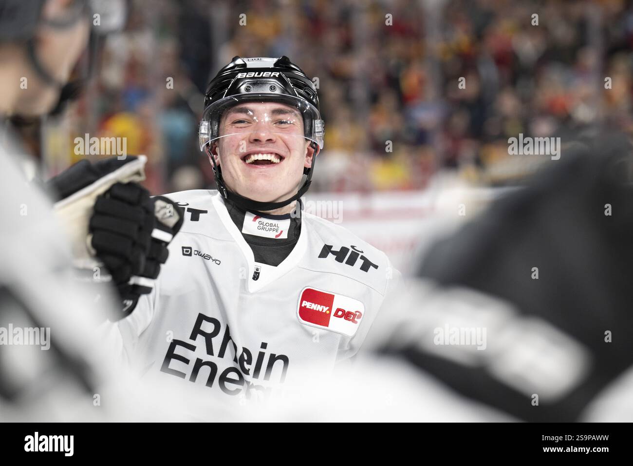 PSD Bank Dome, Düsseldorf, Nordrhein-Westfalen, Justin Schuetz (Koelner Haie, #10), PENNY DEL, Duesseldorfer EG- Koelner Haie am 24.01/2025 Stockfoto