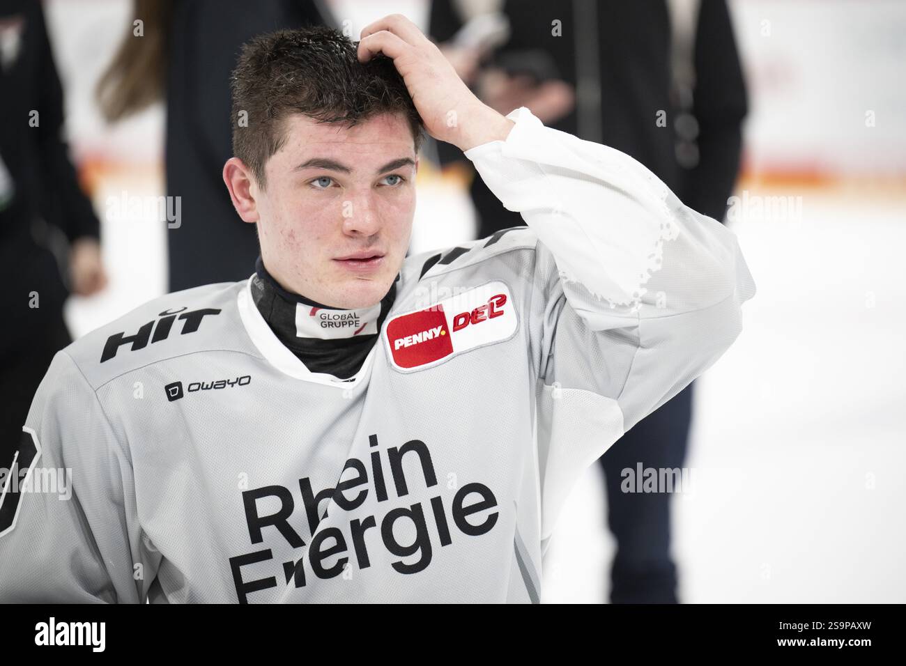 PSD Bank Dome, Düsseldorf, Nordrhein-Westfalen, Justin Schuetz (Koelner Haie, #10), PENNY DEL, Duesseldorfer EG- Koelner Haie am 24.01/2025 Stockfoto