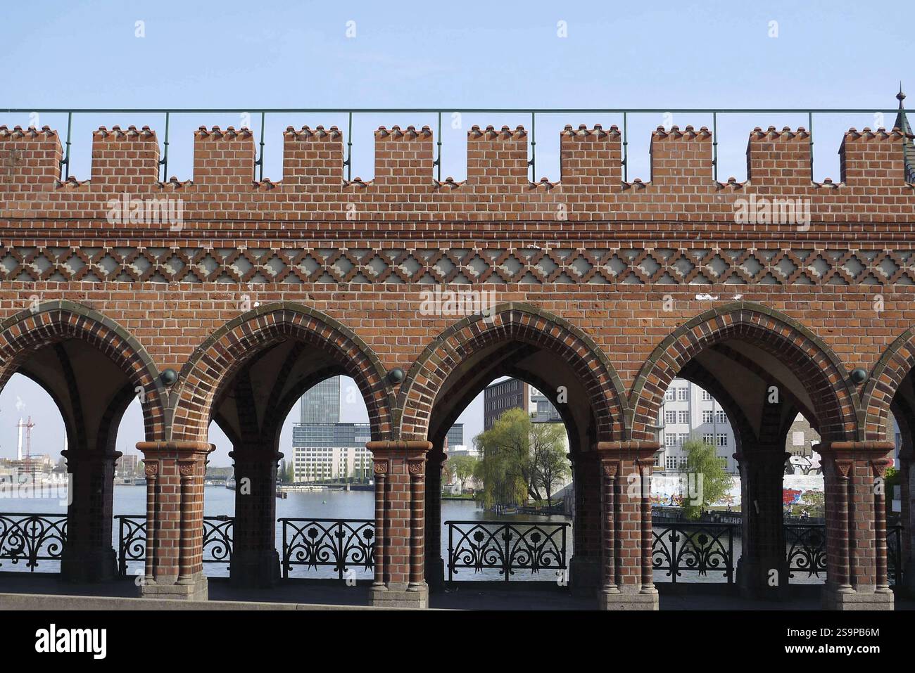Backsteinbogen der Brücke mit Blick auf Wasser und Gebäude, Berlin, Deutschland, Europa Stockfoto