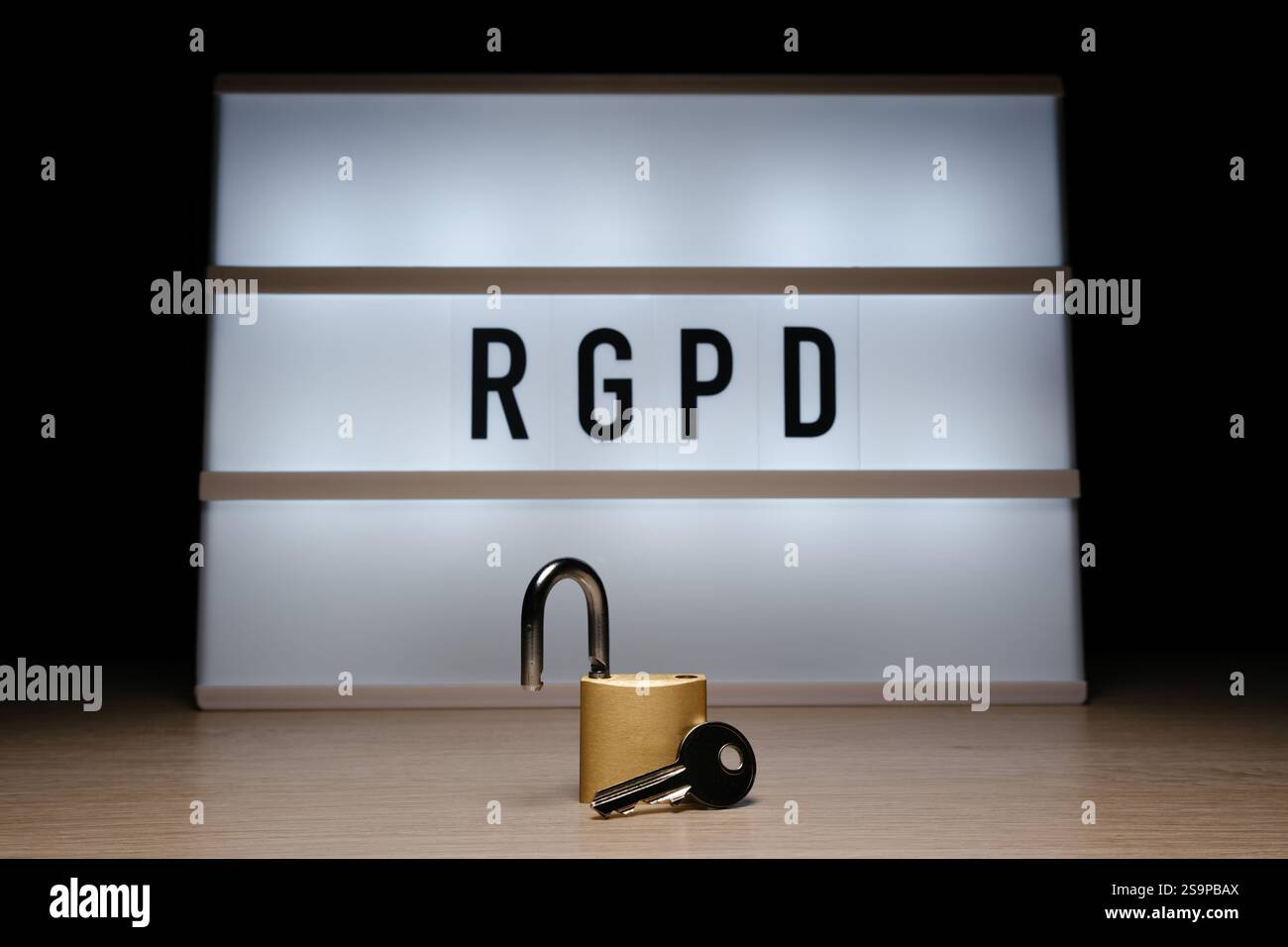Öffnen Sie das Vorhängeschloss mit dem RGDP-Text auf dem Leuchtkasten-Hintergrund Stockfoto
