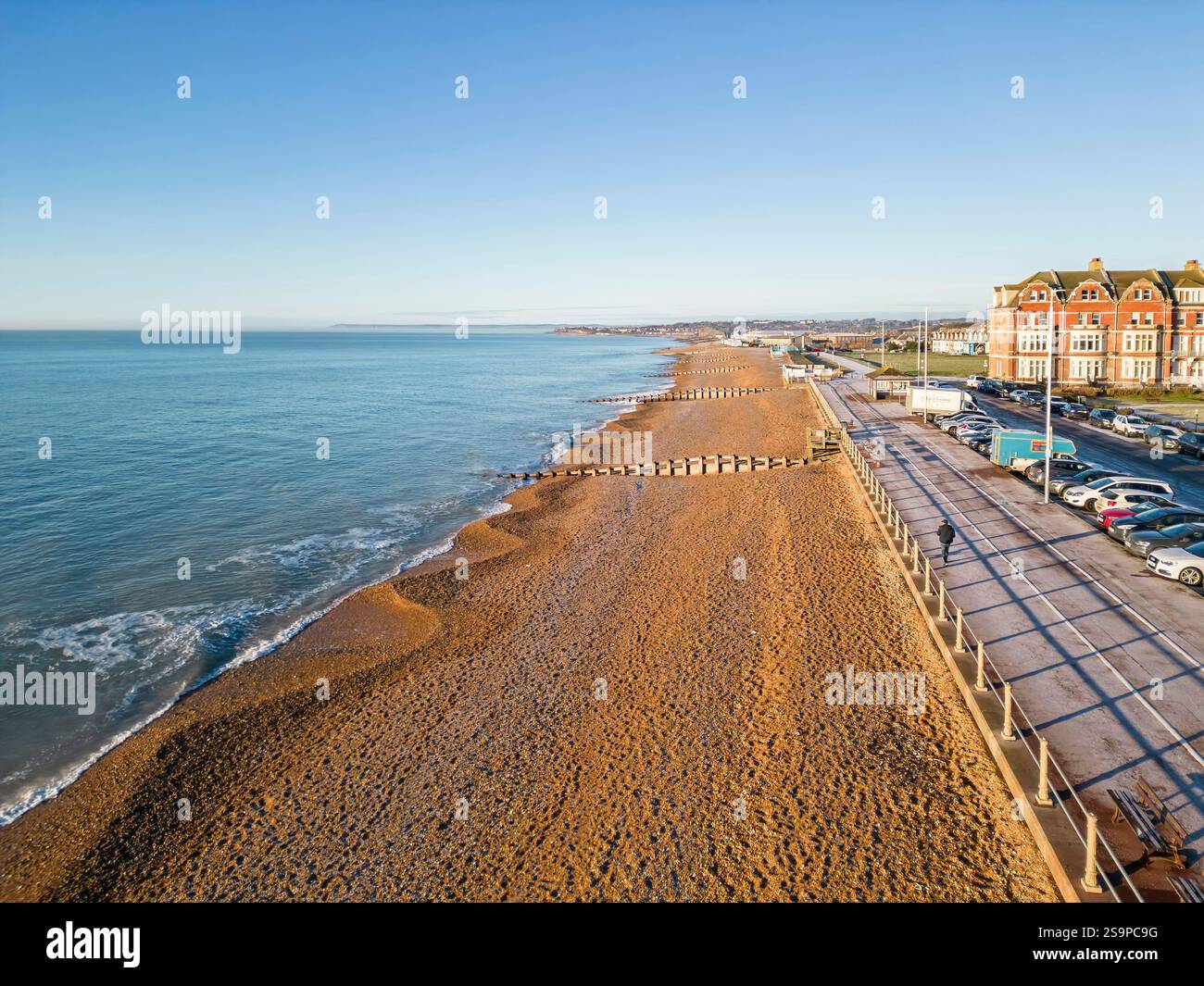 Blick aus der Vogelperspektive auf den Strand und die Küste von St. leonards auf dem Meer im Osten von sussex Stockfoto