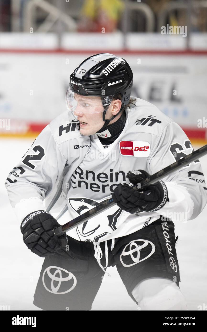 PSD Bank Dome, Düsseldorf, Nordrhein-Westfalen, Parker Tuomie (Koelner Haie, #62), PENNY DEL, Duesseldorfer EG- Koelner Haie am 24.01.2025 Stockfoto