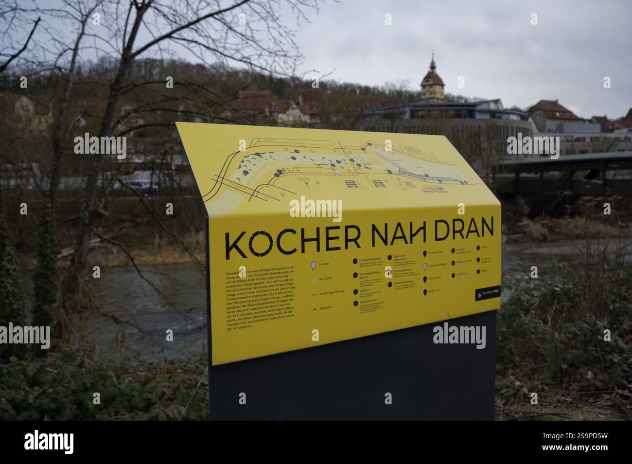Informationstafel zu Flussrestaurierung, Gewässerschutz, Artenvielfalt, Fischfauna, aquatische Ökologie, Wasser, Wasserläufe, Kocher Tal, Kocher, Schwi¿½ Stockfoto