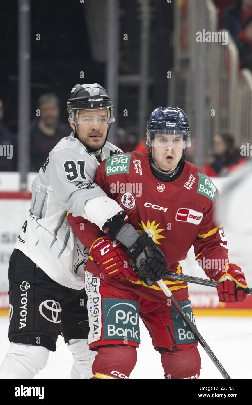 PSD Bank Dome, Düsseldorf, Nordrhein-Westfalen, Moritz Müller (Koelner Haie, #91), Tyler Gaudet (Duesseldorfer EG, #92), PENNY DEL, Düsseldorf Stockfoto