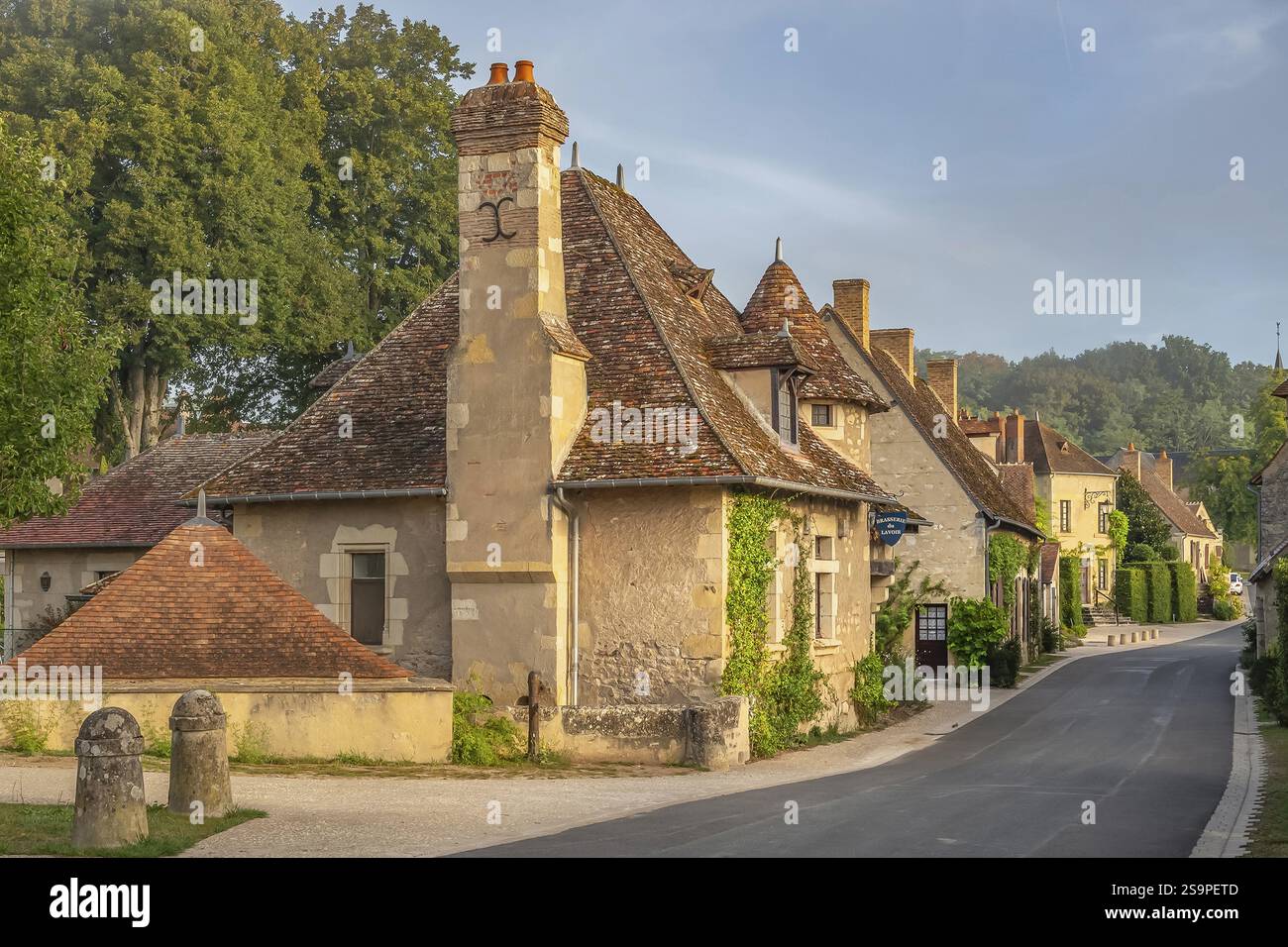 Ländliche Architektur in der Hauptstraße (D45) von Apremont-sur-Allier an der Allier, Departement Allier, Centre-Val de Loire, Frankreich, Europa Stockfoto