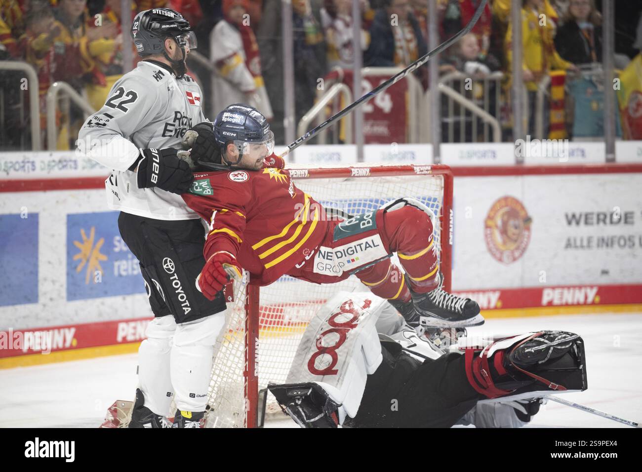 PSD Bank Dome, Düsseldorf, Nordrhein-Westfalen, Justin Richards (Duesseldorfer EG, #14), Julius Hudacek (Koelner Haie, #35), Maximilian Gloetzl (K Stockfoto