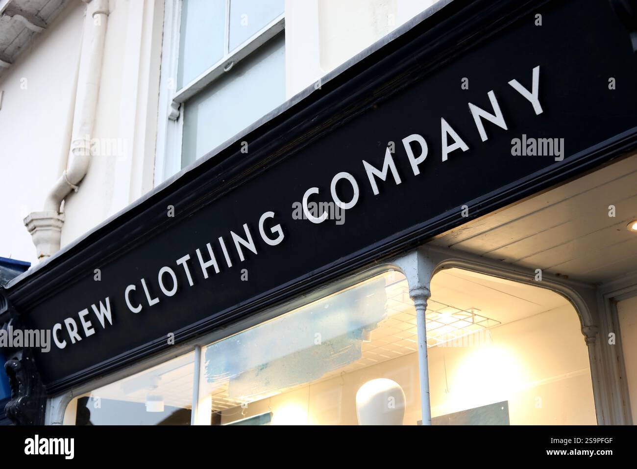 Allgemeine Ansichten des Shops der Crew Clothing Company in Chichester, West Sussex, Großbritannien. Stockfoto