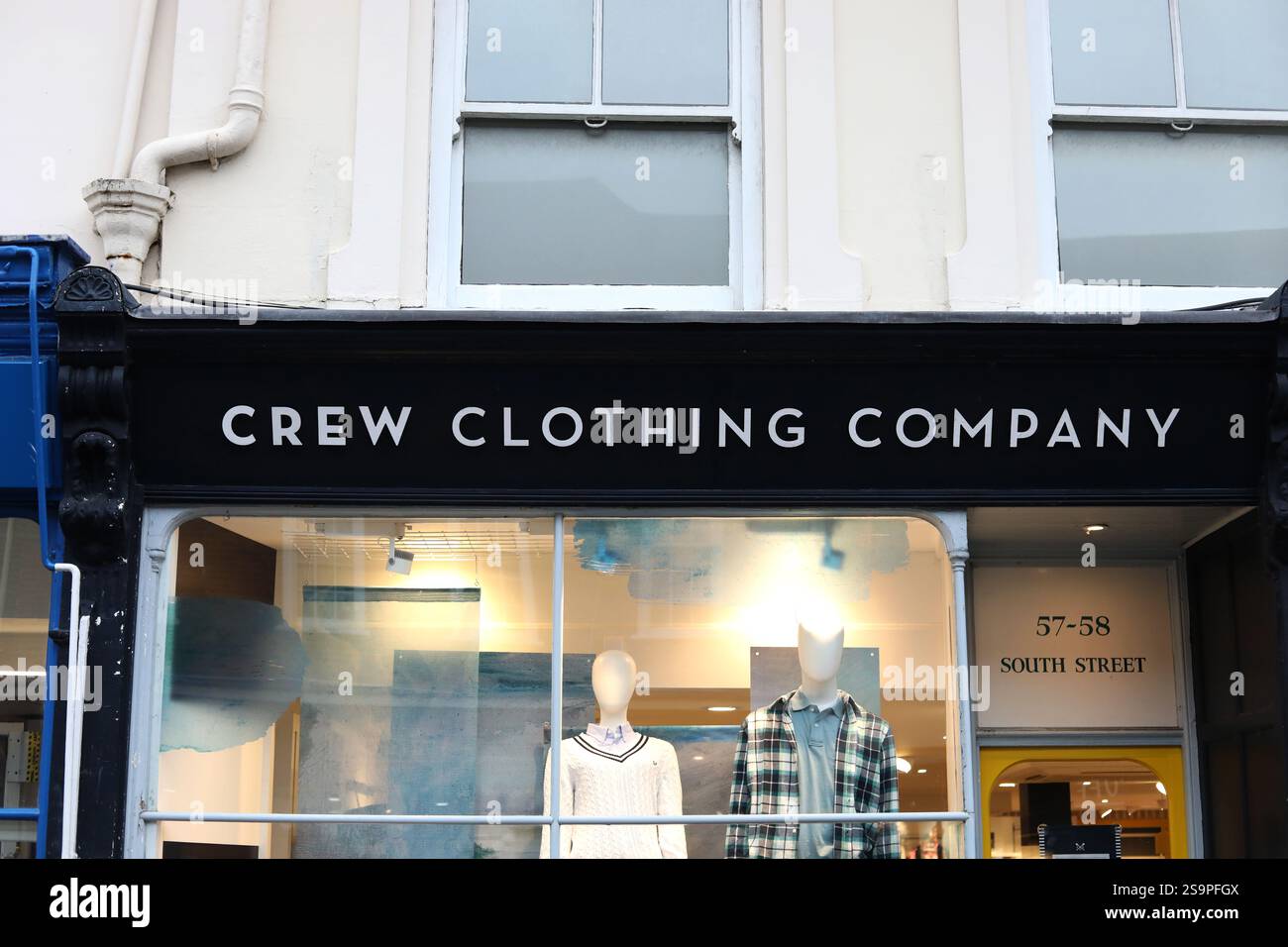 Allgemeine Ansichten des Shops der Crew Clothing Company in Chichester, West Sussex, Großbritannien. Stockfoto