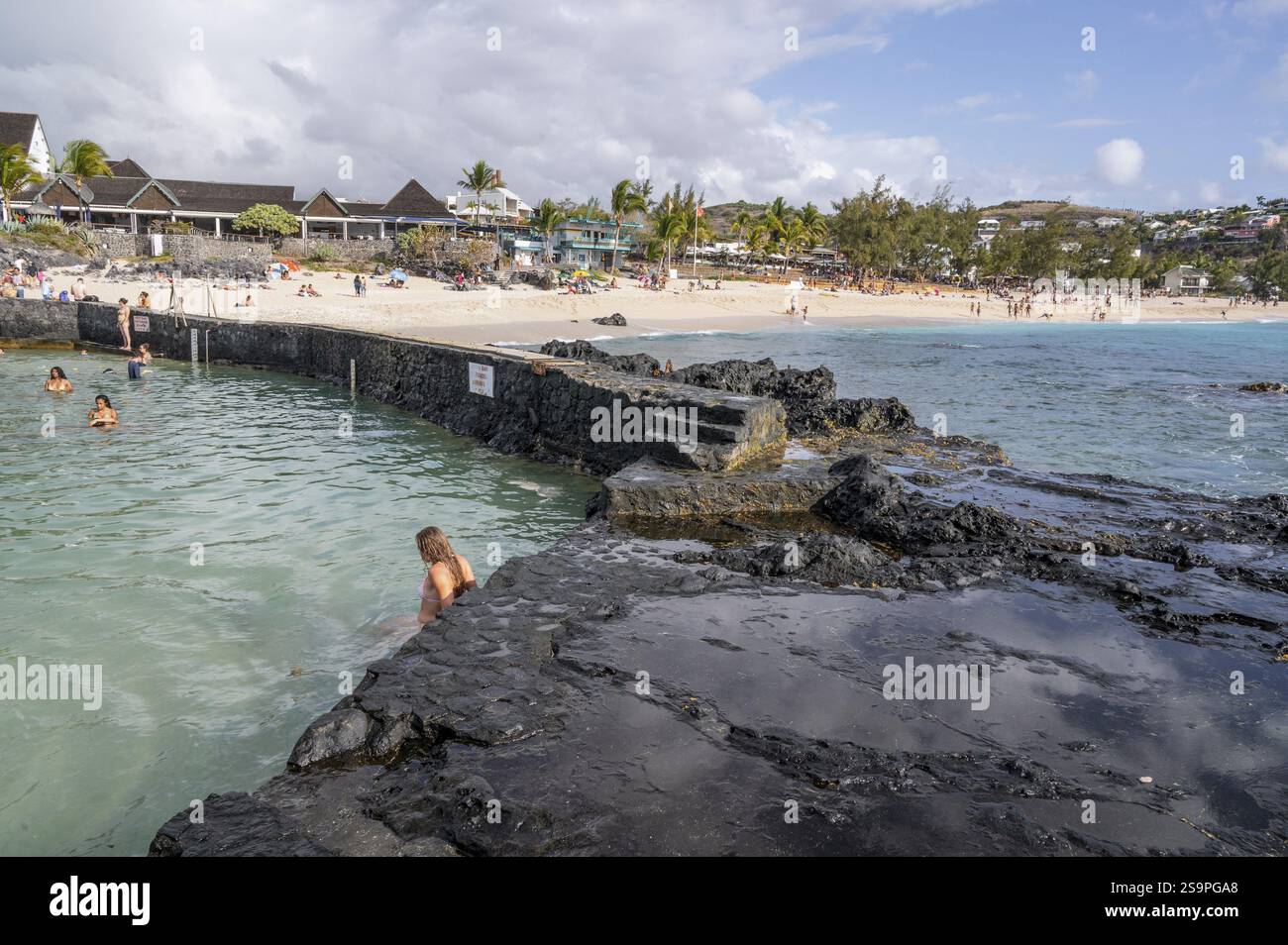 Der Meeresstrand und der Felsenpool des Badeortes Boucan Canot, Ile de La Reunion, Indischer Ozean, Frankreich, Europa Stockfoto