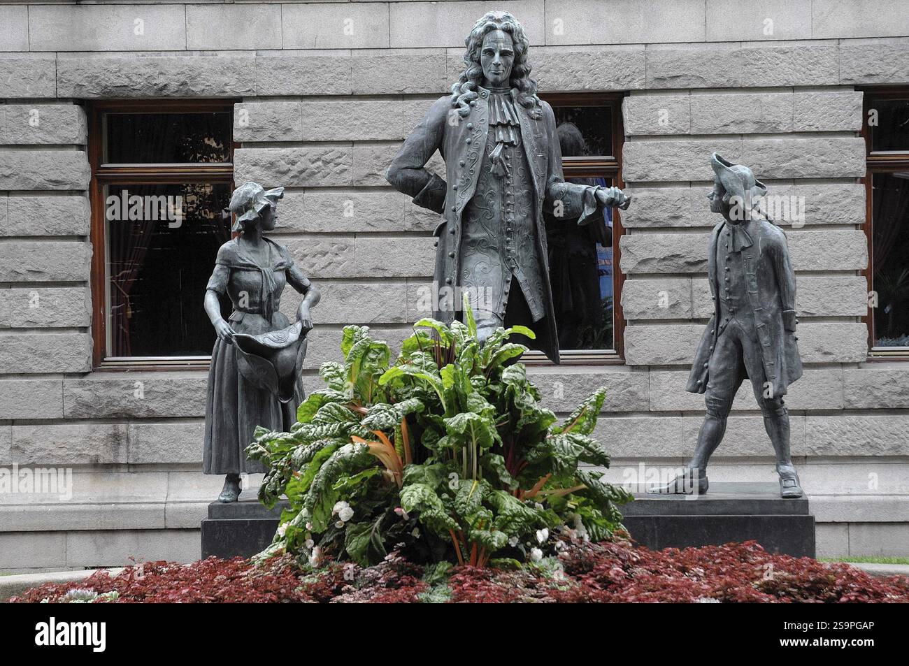 Historische Bronzeskulptur Gruppe, drei Personen in viktorianischer Kleidung, Oslo, norwegen Stockfoto