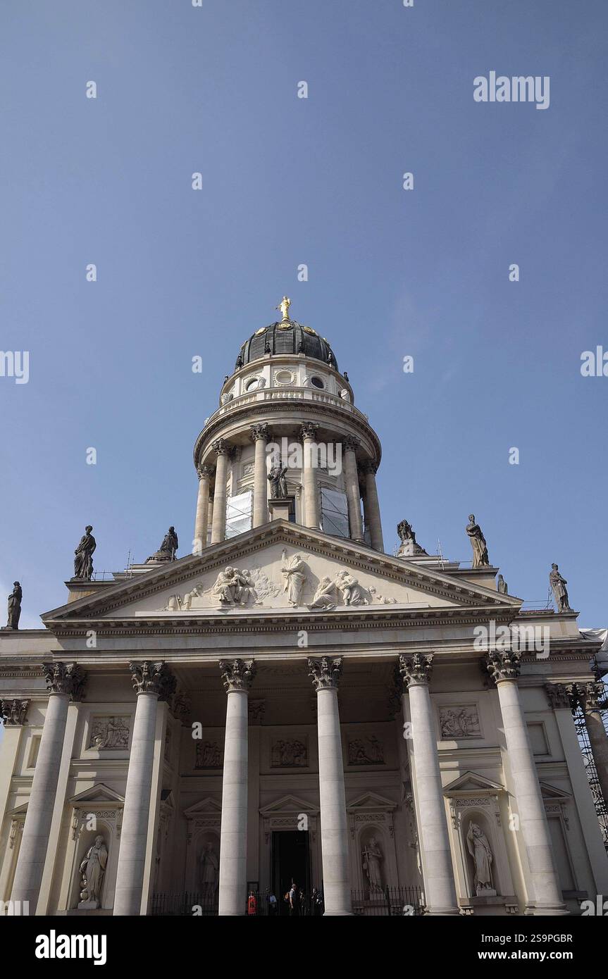 Monumentales Gebäude mit kunstvoller Fassade und Kuppeldach unter blauem Himmel, Berlin, Deutschland, Europa Stockfoto