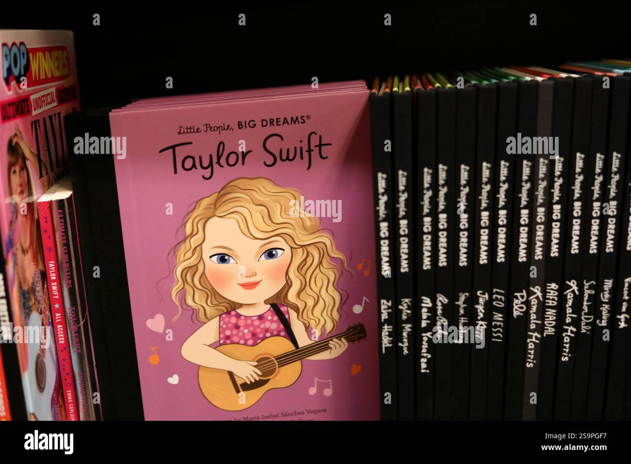 Allgemeine Ansichten einer Auswahl von Little People Big Dreams-Büchern zusammen mit dem Titel über Taylor Swift, den Musiker in einem Buchladen in Chichester, Großbritannien. Stockfoto