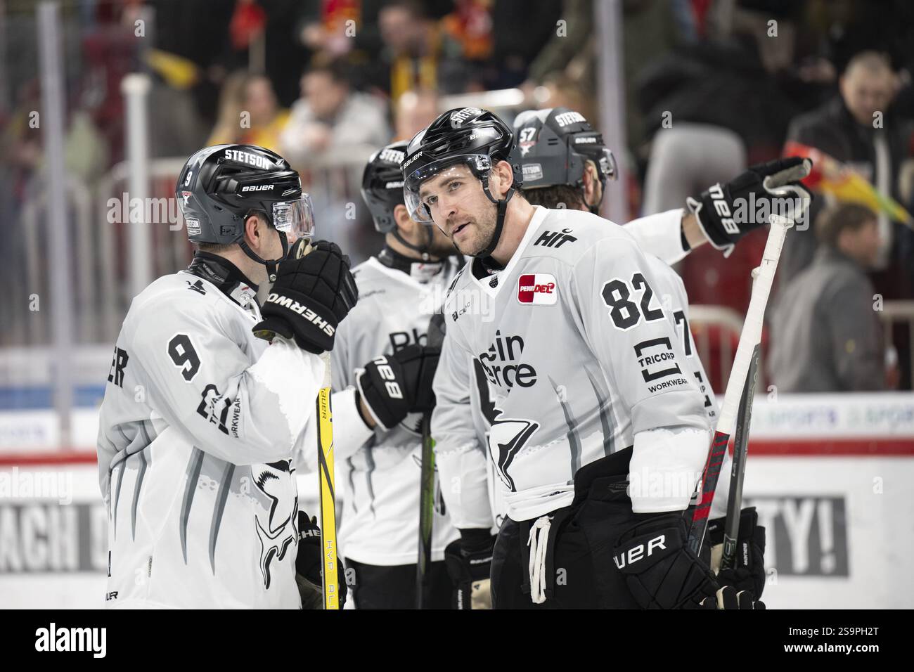 PSD Bank Dome, Düsseldorf, Nordrhein-Westfalen, Maximilian Kammerer (Koelner Haie, #9), Alexandre Grenier (Koelner Haie, #82), PENNY DEL, Duesseld Stockfoto