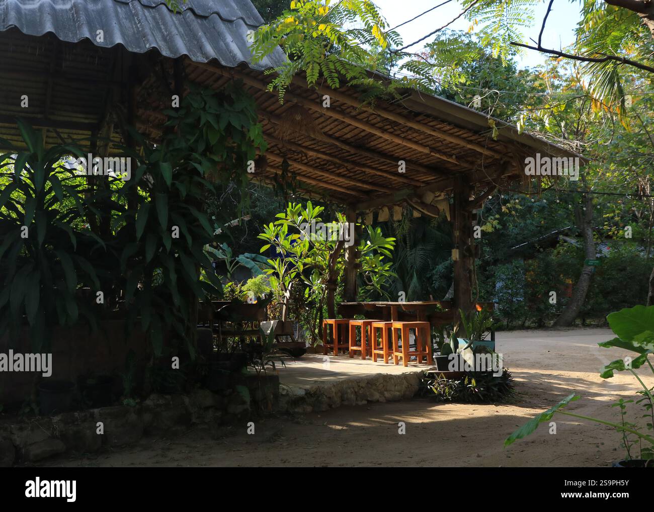 Gartenterrasse in Ban Bangbao, Ko Chang, Thailand. Stockfoto