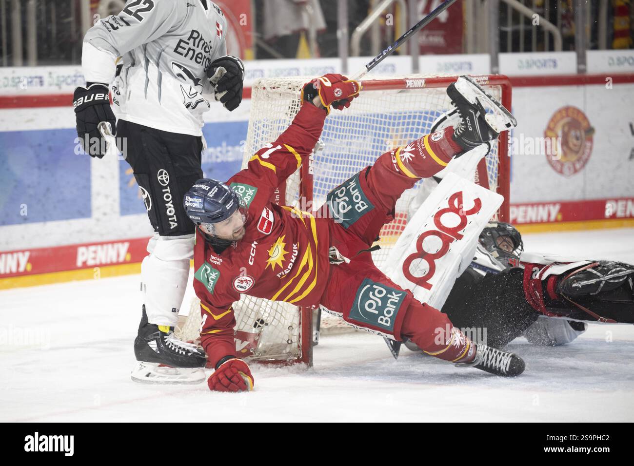 PSD Bank Dome, Düsseldorf, Nordrhein-Westfalen, Maximilian Gloetzl (Koelner Haie, #22), PENNY DEL, Duesseldorfer EG- Koelner Haie am 24.01.2025 AT Stockfoto