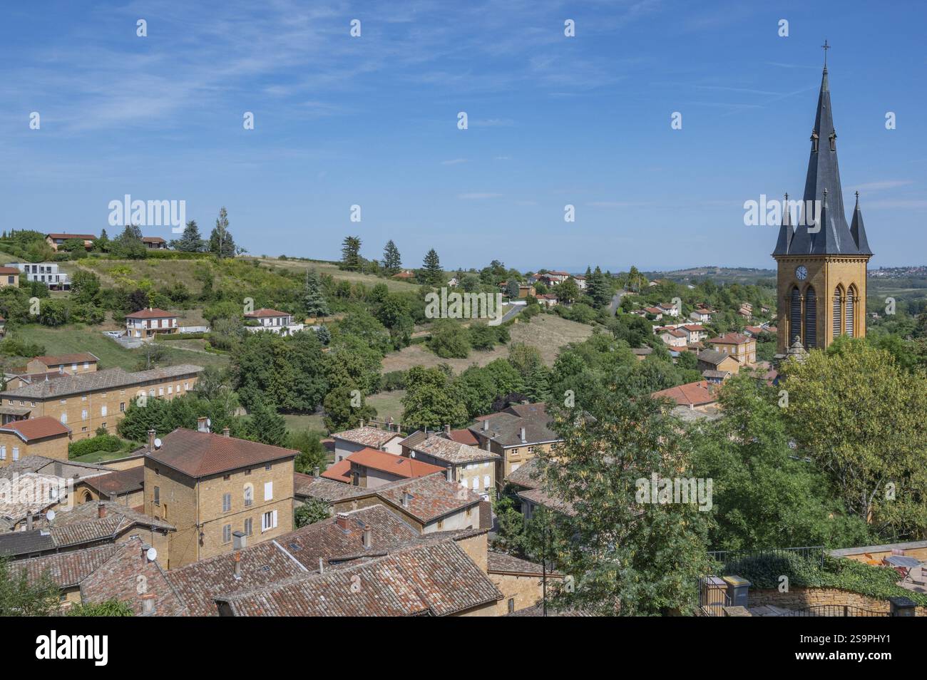 Sommerblick auf das Dorf Jarnioux im Beaujolais des pierre doree vom Burgberg, Porte des Pierres Dorees, Beaujolais, Rhone de Stockfoto