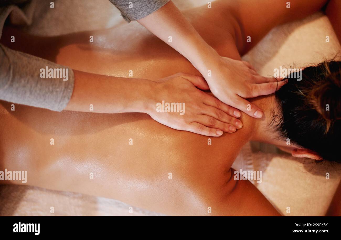 Massage, Rücken und Masseurin für Schönheit im Spa, Körperbehandlung und ganzheitliche Heilung mit Hautpflege. Frau, Luxusresort und Kundendruck für Chakra Stockfoto
