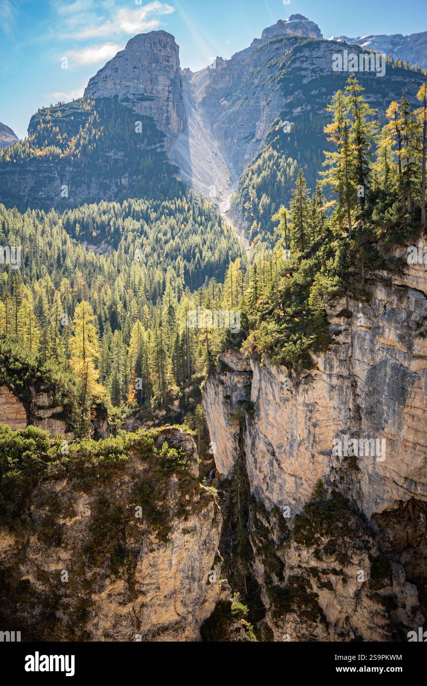 Panoramablick auf die Dolomiten im Herbst Stockfoto