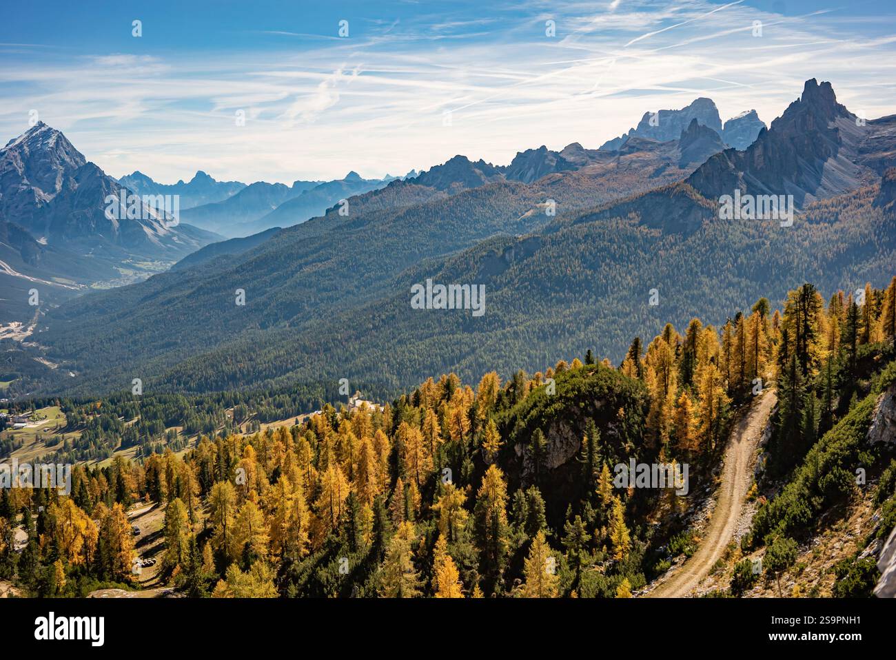 Dolomites Majesty: Atemberaubender Blick Auf Die Alpen Stockfoto