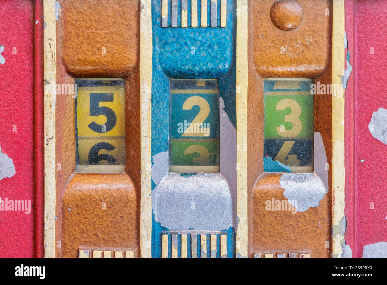 Nahaufnahme eines bunten, verwitterten Vintage-Spielautomaten Stockfoto