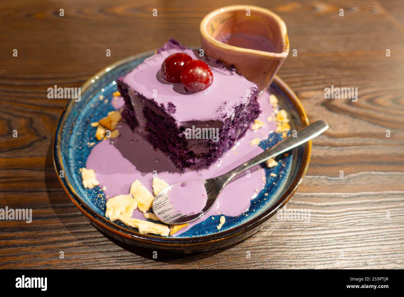 Ube Cake, ein traditioneller philippinischer Kuchen, der violett aus dem violetten Yam ist, einer der Hauptzutaten. Stockfoto