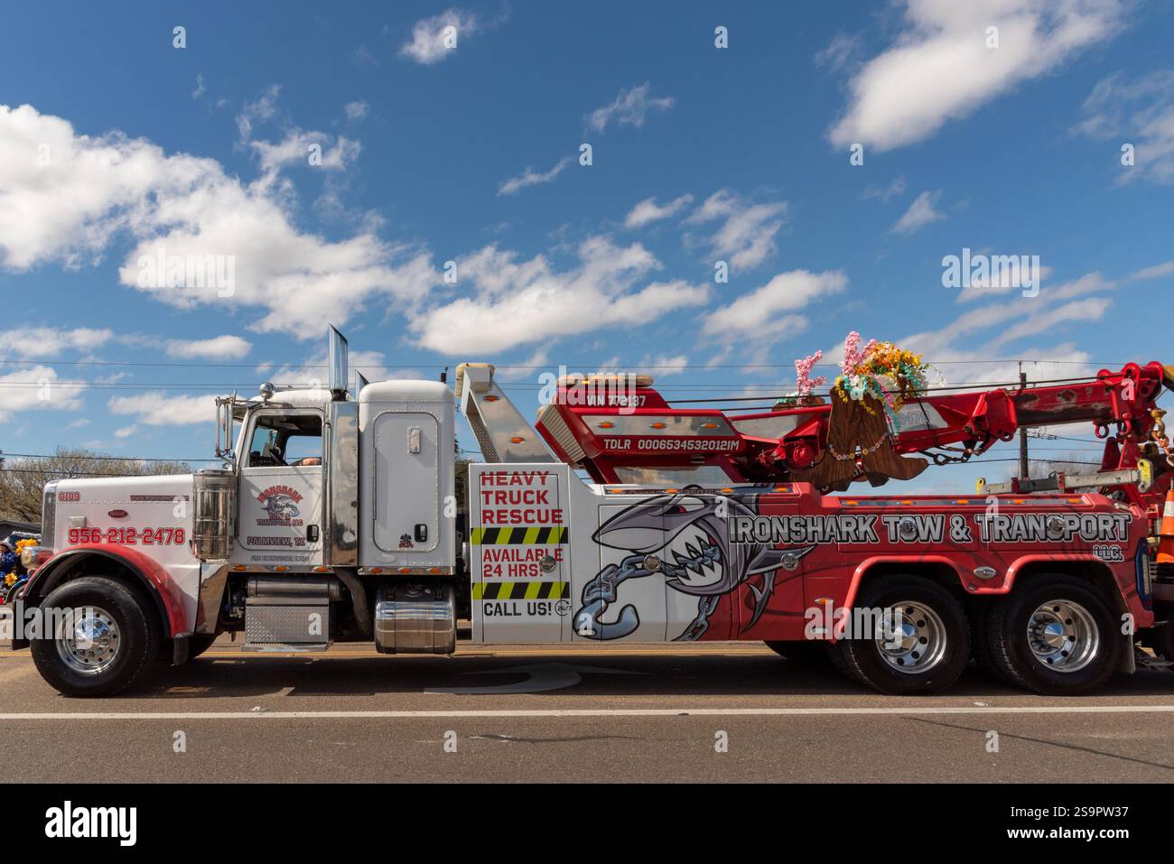 Großer roter und weißer schwerer Lkw-Abschlepp- und Transportwagen in der Parade of Oranges 2025, Mission, Texas, USA. Stockfoto