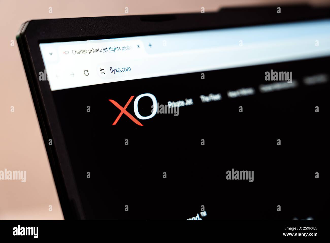 New York, USA – 20. Januar 2025: XO-Website wird auf einem Bildschirm für Charterflüge mit Privatjet angezeigt Stockfoto
