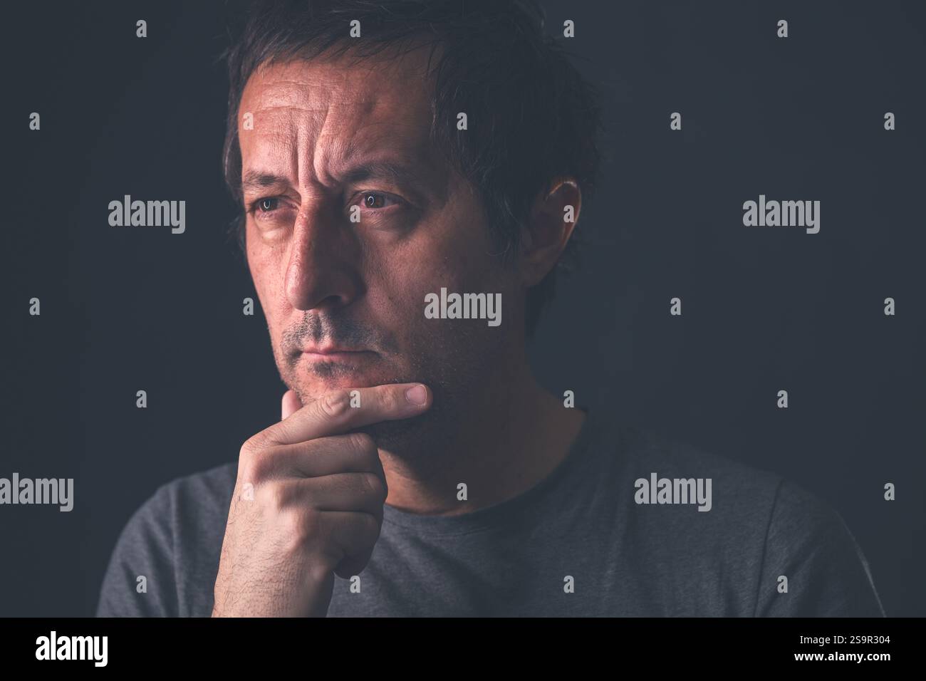 Betrunkener Mann, beschäftigt und tief in Gedanken vertieft, selektiver Fokus Stockfoto